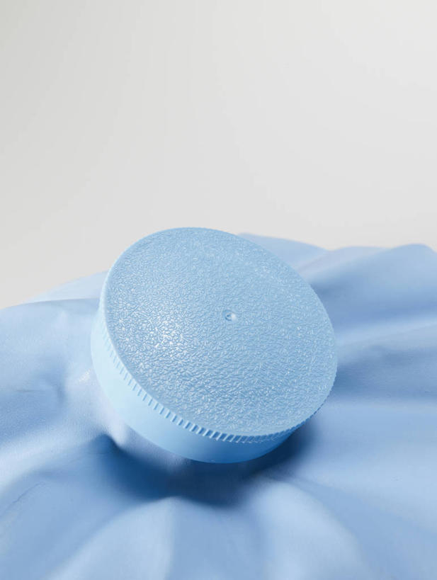 无人,竖图,俯视,室内,特写,白天,白色背景,阴影,反射,影子,冷冻,蓝色,摄影,影棚,卫生,冰袋,介质,方便,新颖,彩图,高角度拍摄,影棚拍摄,拍摄