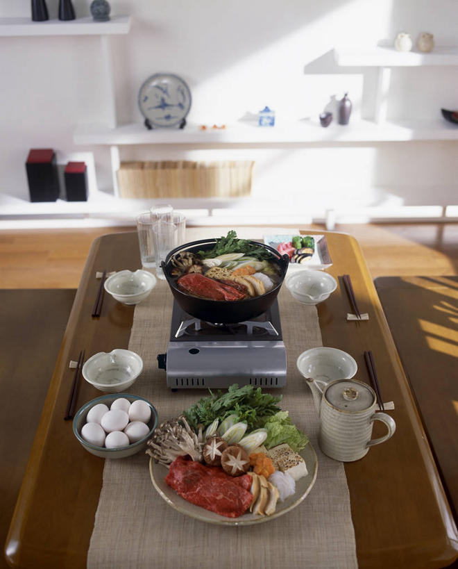 无人,家,竖图,俯视,室内,白天,烹饪,别墅,餐桌,厨房,家具,装修,桌子,建筑,蔬菜,餐具,厨具,金属制品,欧式,阴影,新鲜,装饰,反射,金属,碟子,锅子,盘,影子,陶瓷,饭厅,房屋,墙,屋子,公寓,肉,日本料理,料理,食品,陶瓷制品,豪华,置物架,建设,现代,装潢,锅,菜肴,美食,肉类,洋房,楼房,架子,墙壁,墙面,住宅,食物,盘子,容器,碟,室内装潢,碗,日式料理,日式,佳肴,有机食品,绿色食品,餐台,锅具,储藏,灶具,样板房,明亮,舒适,家居装潢,储存,燃气灶,陈列架,房屋设计,地中海风格,古典风格,简约风格,肉食,室内设计,宽敞,烹饪用具,样板房装潢,燃气具,搁架,设计,烹调用具,烹调,彩图,高角度拍摄,房子,灶间,贮存