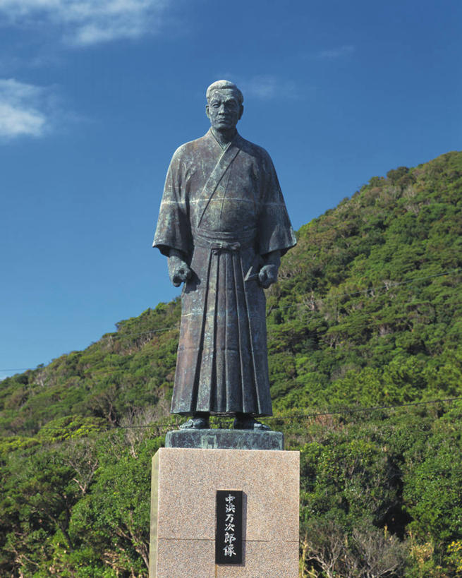 东方人,一个人,无人,教师,站,竖图,室外,白天,仰视,民族服装,旅游,度假,名胜古迹,森林,树林,植物,标志建筑,地标,建筑,雕塑,日本,亚洲,仅一个男性,仅一个人,仅一个中年男性,阴影,服装,遗迹,艺术,装饰,光线,雕刻,雕像,影子,云,云朵,云彩,黄种人,古迹,文物,娱乐,建设,古建筑,树,树木,衣服,蓝色,绿色,白云,蓝天,天空,阳光,自然,工艺品,天,站着,享受,休闲,旅游胜地,放松,服饰,生长,晴朗,成长,纪念,美术,衣着,穿着,主题,陈列,古文明,东亚,一尊,高知,日本国,高知县,功能,美学,四国地方,四国,四国岛,衣饰,教员,翻译家,男人,男性,中年男性,亚洲人,老师,晴空,站立,彩图,低角度拍摄,全身,传统服装,民俗服,先生,中滨万次郎,土佐清水市,中浜万次郎,约翰万次郎