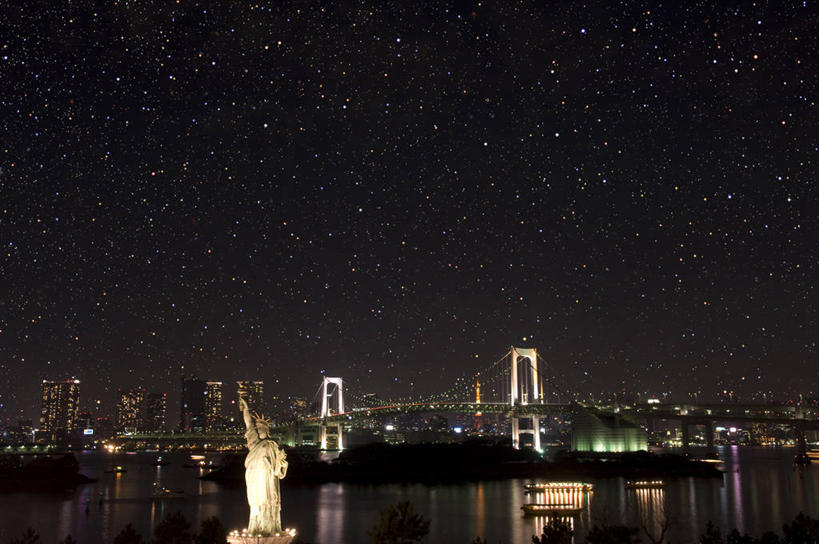 无人,高楼大厦,横图,彩色,室外,夜晚,正面,度假,自由,海浪,海洋,美景,植物,城市风光,标志建筑,城市,大桥,大厦,地标,建筑,摩天大楼,霓虹灯,桥梁,夜景,雕塑,东京,自由女神像,日本,亚洲,自由女神,阴影,艺术,装饰,光线,雕刻,雕像,影子,景观,浪花,斜拉桥,桥,灯光,七彩,彩虹大桥,娱乐,光源,建设,霓虹,灯,树,树木,绿色,自然,海水,工艺品,享受,休闲,景色,放松,生长,成长,纪念,御台场,美术,照明设备,美好,主题,追求,陈列,海景,东亚,向往,本州,关东地方,本州岛,日本国,东京都,功能,美学,氖灯,日本彩虹大桥,县厅,港区,东京市,自由女神铜像国家纪念碑,东京港,台场,斜张桥,大海,风浪,海,海水的波动,近岸浪,涌浪,彩图,大楼,高层建筑,高楼,摩天楼,自由照耀世界,东京自由女神像