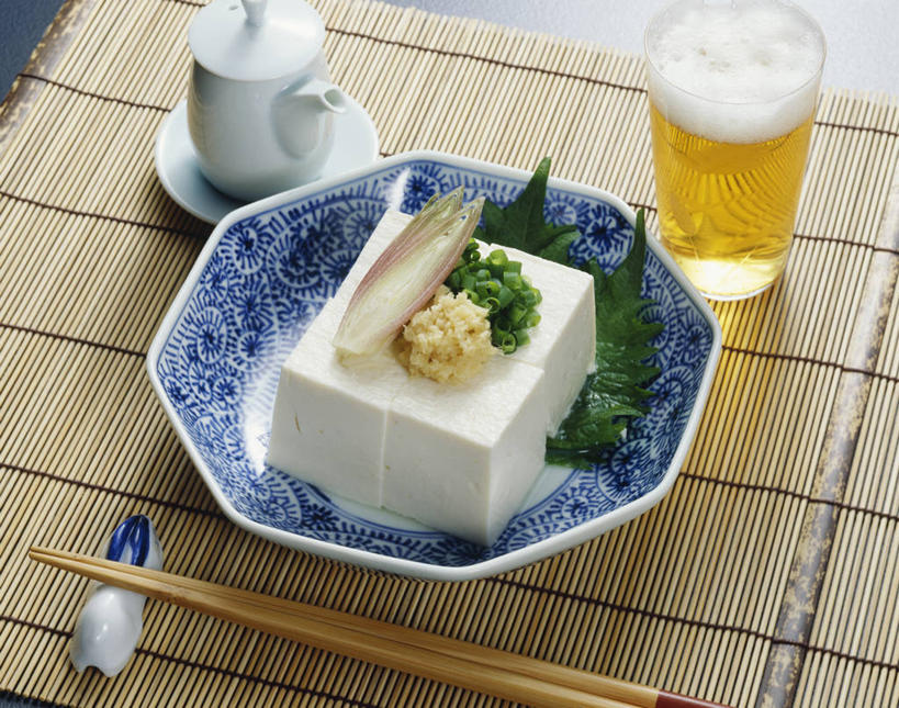 点心,豆腐,啤酒,无人,横图,俯视,室内,特写,白天,烹饪,餐桌,筷子,桌子,杯子,餐具,许多,阴影,反射,碟子,壶,盘,影子,日本料理,料理,食品,筷架,酒类,很多,筷枕,文化,传统,小吃,菜肴,美食,玻璃制品,酒,水壶,食物,饮料,盘子,茶壶,酒杯,啤酒杯,容器,碟,日式料理,日式,中式,佳肴,餐台,礼节,筷子架,豆制品,礼仪,豆腐花,豆腐脑,豆花,玻璃杯,进餐用具,彩图,高角度拍摄