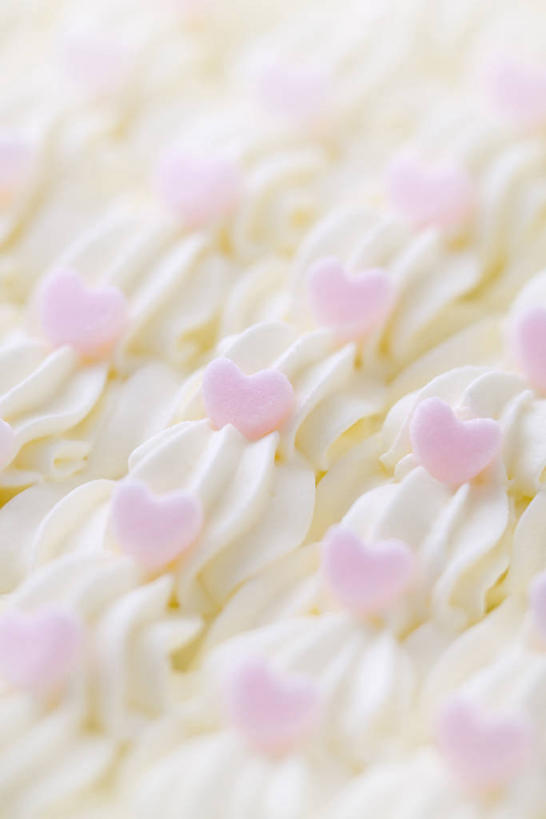 无人,竖图,俯视,室内,特写,白天,阴影,朦胧,模糊,装饰,反射,影子,粉色,奶油,华丽,修饰,点缀,乳制品,衬托,美观,雅致,雅观,激凌,克林姆,淇淋,彩图,高角度拍摄