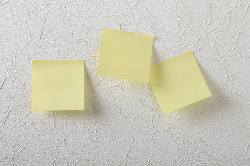 无人,横图,室内,特写,白天,正面,静物,阴影,反射,粘性,影子,墙,办公用品,便利贴,便签,三张,墙壁,墙面,文具,黄色,白色,办公设备,文具用品,记事,快捷,文化工具,方便,N次贴,便条贴,告诉贴,即时贴,便贴纸,彩图
