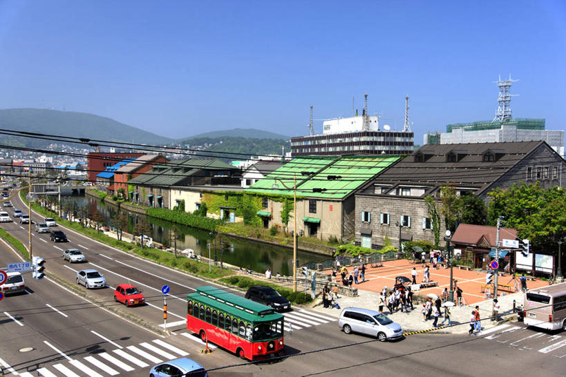 无人,家,横图,俯视,室外,白天,旅游,度假,美景,植物,城市风光,城市,道路,建筑,路,人行横道,公路,公共汽车,北海道,日本,亚洲,阴影,光线,影子,房屋,屋子,景观,公寓,人行道,分界线,巴士,停车线,公交车,交通,娱乐,建设,洋房,楼房,住宅,车,树,树木,蓝色,绿色,蓝天,天空,阳光,自然,交通工具,天,享受,休闲,景色,放松,生长,晴朗,成长,车行道,车行道分界线,载具,标线,人行横道线,东亚,车行线,万里无云,日本国,北海道地方,北海道岛,小樽市,小樽运河,小樽,晴空,晴空万里,斑马线,马路,彩图,高角度拍摄,房子