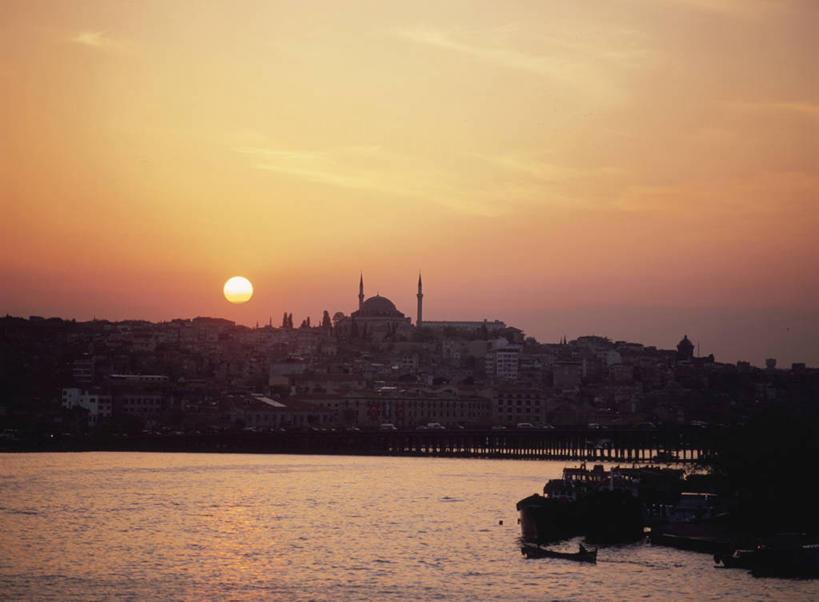 无人,横图,室外,白天,正面,旅游,度假,海浪,海洋,名胜古迹,日落,标志建筑,地标,建筑,土耳其,亚洲,节日,遗迹,浪花,晚霞,霞光,落日,首都,背光,古迹,文化,文物,娱乐,建设,古建筑,倒影,海水,黄昏,祈祷,享受,休闲,健康,旅游胜地,彩霞,放松,许愿,宗教,信仰,纪念,祈求,倒映,伊斯兰教,清真寺,西亚,逆光,海景,古文明,伊斯坦布尔,苏莱曼清真寺,夕照,反照,薄暮,苏莱曼尼耶清真寺,平安,大海,风浪,海,海水的波动,近岸浪,涌浪,夕阳,彩图,傍晚,土耳其共和国,斜阳