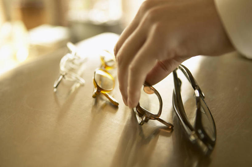 东方人,手,一个人,横图,俯视,室内,特写,白天,亚洲,仅一个年轻女性,仅一个女性,仅一个人,一排,握,阴影,朦胧,模糊,整齐,反射,眼镜,影子,拿,拿着,黄种人,排列,手部,握着,单手,挑选,队列,选择,近视眼镜,年轻女性,女人,女性,亚洲人,半身,彩图,高角度拍摄,四副