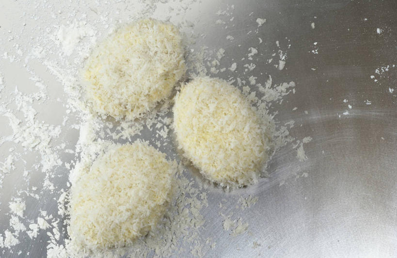 点心,面包,无人,横图,俯视,室内,特写,白天,阴影,朦胧,模糊,反射,影子,肉,油炸,食品,面点,肉类,食物,糕点,三个,摄影,影棚,面包屑,肉食,彩图,高角度拍摄,影棚拍摄,拍摄