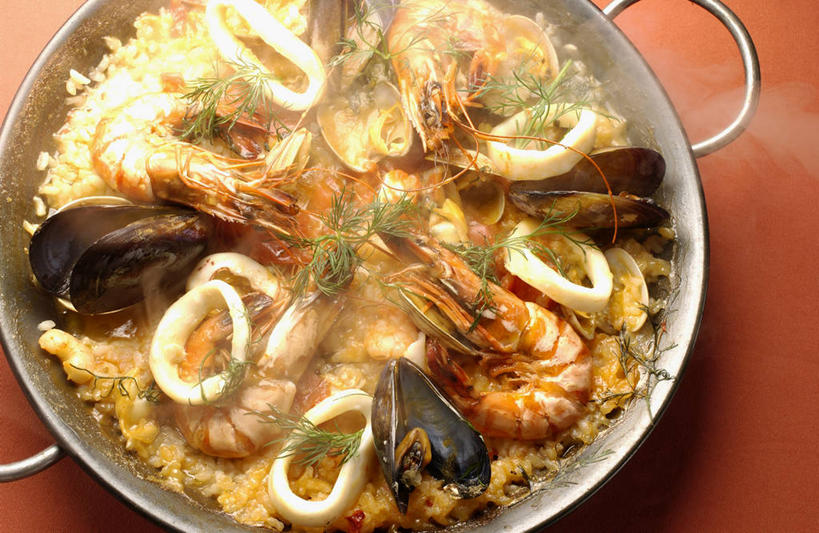 海鲜,米饭,无人,横图,俯视,室内,特写,白天,烹饪,西餐,雾,餐桌,桌子,鱿鱼,厨具,金属制品,阴影,沸腾,朦胧,模糊,反射,金属,蒸汽,锅子,影子,虾,料理,食品,水蒸气,雾气,饭,西班牙海鲜饭,锅,水产,菜肴,美食,海洋生物,食物,一个,西式,佳肴,单个,餐台,锅具,气体,五谷,水生动物,海产品,海鲜饭,水生物,海底动物,烹饪用具,蒸发,烹调用具,柔鱼,枪乌贼,烹调,彩图,高角度拍摄