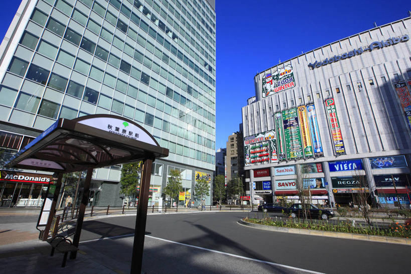 无人,高楼大厦,横图,室外,白天,仰视,度假,美景,植物,窗户,城市风光,城市,大厦,道路,建筑,路,摩天大楼,公路,车站,东京,日本,亚洲,阴影,光线,影子,墙,景观,分界线,停车线,站台,交通,娱乐,建设,月台,玻璃窗,墙壁,墙面,树,树木,蓝色,绿色,蓝天,天空,阳光,自然,天,享受,休闲,景色,放松,千代田区,生长,晴朗,成长,车行道,车行道分界线,标线,秋叶原,东亚,车行线,本州,万里无云,关东地方,本州岛,日本国,东京都,晴空,晴空万里,马路,彩图,低角度拍摄,大楼,高层建筑,高楼,公共汽车站,摩天楼,汽车车站,汽车站