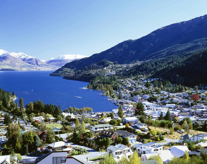 无人,家,横图,俯视,航拍,室外,白天,度假,草地,草坪,湖,湖泊,石头,美景,山,水,雪,雪山,植物,大雪,城市风光,城市,新西兰,阴影,光线,石子,影子,房屋,屋子,冰,湖面,积雪,景观,山峰,水流,水面,雪景,冬季,冬天,公寓,山峦,娱乐,洋房,楼房,住宅,草,树,树木,蓝色,绿色,蓝天,天空,阳光,自然,湖水,天,享受,休闲,景色,放松,寒冷,生长,晴朗,成长,冰冷,鸟瞰,大洋洲,万里无云,严寒,纽西兰,冰凉,酷寒,凛冽,凛凛,极冷,长白云之乡,新西兰南岛,奥塔哥大区,皇后镇,昆士敦,昆斯敦,瓦卡蒂普湖,石块,岩石,晴空,晴空万里,彩图,高角度拍摄,房子