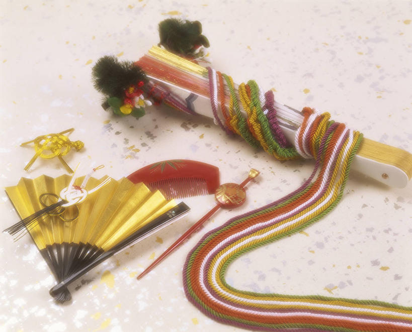 无人,横图,俯视,室内,特写,白天,静物,阴影,朦胧,模糊,装饰,反射,扇子,头饰,影子,折扇,纸扇,清凉,梳子,凉爽,文化,发夹,发饰,夹子,饰品,日用品,华丽,修饰,点缀,配饰,美发用品,衬托,美观,雅致,雅观,撒扇,彩图,高角度拍摄,传统文化