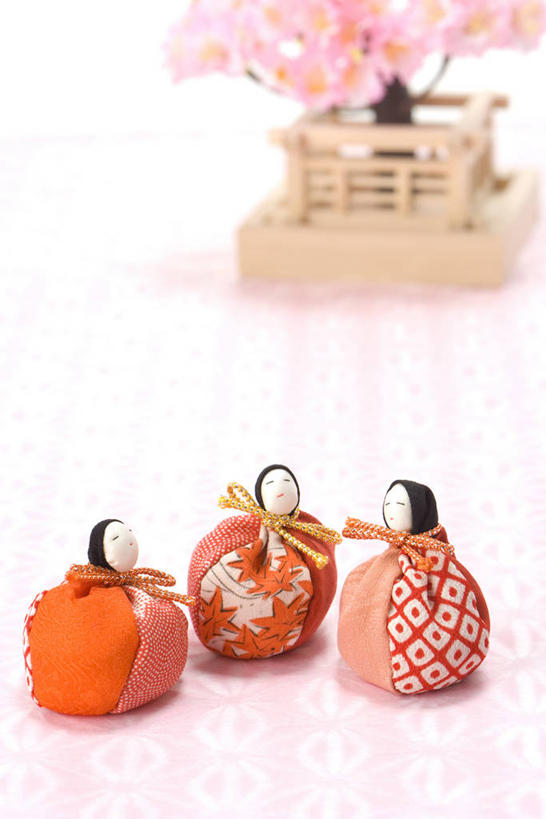 无人,竖图,俯视,室内,特写,白天,白色背景,游戏,静物,玩具,一排,阴影,节日,庆祝,日本文化,整齐,装饰,反射,人偶,影子,玩,文化,娱乐,装饰品,排列,三个,装饰物,庆典,休闲,益智,摄影,影棚,活动,纪念,华丽,修饰,点缀,队列,发泄,消遣,智力,饰物,宣泄,衬托,美观,雅致,雅观,女儿节,玩耍,嬉戏,彩图,高角度拍摄,影棚拍摄,拍摄,雏祭,上巳,雏人偶