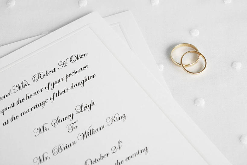 无人,横图,俯视,室内,特写,白天,爱情,静物,两枚,阴影,反射,英文,标志,文字,影子,字符,字母,浪漫,标识,装饰品,黄色,戒指,饰品,首饰,恩爱,英文字母,信物,权利,请帖,书信,手饰,彩图,高角度拍摄,简帖,请柬