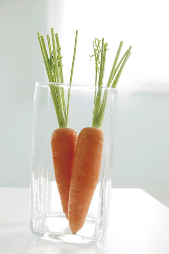 无人,竖图,室内,特写,白天,正面,餐桌,桌子,萝卜,胡萝卜,蔬菜,杯子,两根,阴影,新鲜,反射,影子,食品,玻璃制品,食物,一个,水杯,橙色,有机食品,绿色食品,单个,餐台,黄萝卜,番萝卜,玻璃杯,红萝卜,甘荀,彩图,丁香萝卜,胡芦菔金,金笋