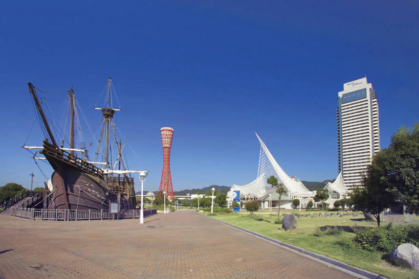 帆船,无人,高楼大厦,横图,室外,白天,正面,度假,草地,草坪,美景,植物,城市风光,标志建筑,城市,大厦,地标,建筑,摩天大楼,船,日本,亚洲,阴影,光线,影子,景观,娱乐,建设,草,树,树木,蓝色,绿色,蓝天,天空,阳光,自然,交通工具,天,享受,休闲,景色,放松,生长,晴朗,成长,载具,东亚,观光塔,本州,万里无云,本州岛,日本国,近畿地方,近畿,兵库,兵库县,神户,神户港,神户港口塔,神户市,神戸,县厅,神戸市,晴空,晴空万里,彩图,大楼,高层建筑,高楼,摩天楼,神户港塔