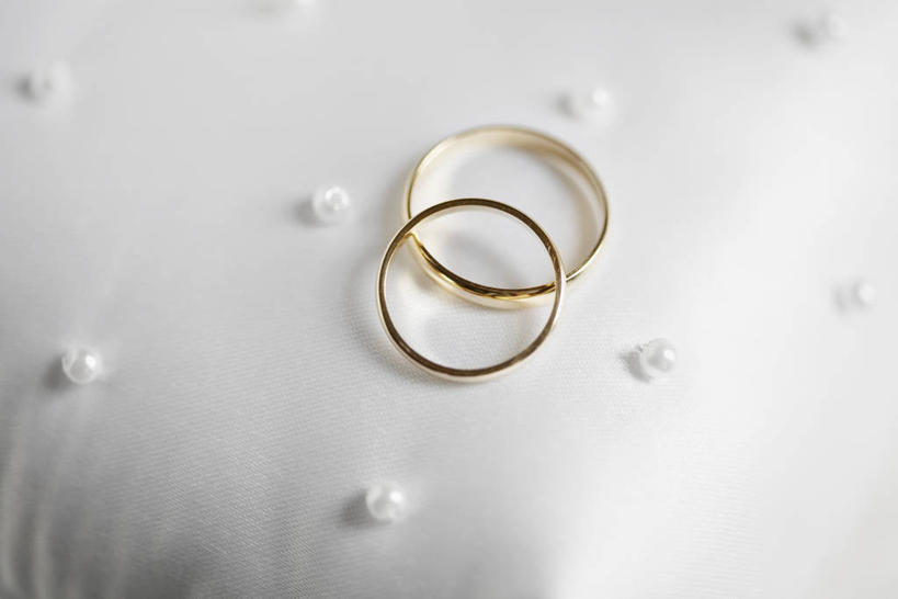 无人,横图,俯视,室内,特写,白天,爱情,靠垫,静物,两枚,阴影,反射,影子,靠枕,浪漫,装饰品,白色,戒指,饰品,首饰,垫子,枕头,金色,恩爱,信物,权利,手饰,彩图,高角度拍摄