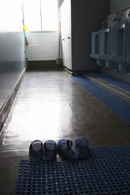 无人,竖图,室内,白天,正面,凉鞋,卫生间,洗手间,鞋子,四只,一排,阴影,整齐,反射,瓷砖,地砖,影子,陶瓷,陶瓷制品,地面,排列,队列,夜壶,公厕,公共厕所,快捷,方便,厕所,彩图,夹趾拖鞋,人字拖,人字拖鞋,便壶,尿壶