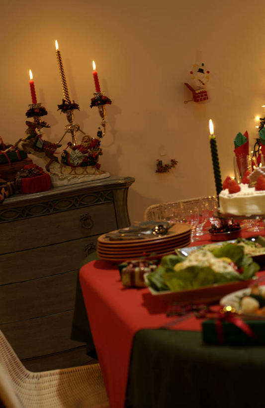 点心,无人,竖图,室内,白天,正面,烹饪,西餐,餐桌,桌子,蔬菜,土豆,餐具,蜡烛,圣诞节,许多,阴影,节日,庆祝,新鲜,光线,碟子,火焰,盘,影子,烛光,陶瓷,调料,酱料,酱汁,蔬菜沙拉,佐料,沙拉,料理,食品,陶瓷制品,调味品,很多,燃烧,调味料,文化,色拉,酱,沙拉酱,沙律,菜肴,美食,食物,糕点,盘子,容器,碟,碗,点燃,庆典,西式,佳肴,有机食品,绿色食品,餐台,纪念,色拉酱,储藏,储存,馍馍蛋,圣诞蛋糕,洋芋,山药蛋,马铃薯,彩图,贮存,蛋糕