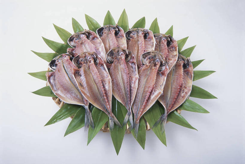 海鲜,无人,横图,俯视,室内,特写,白天,白色背景,植物,餐具,叶子,一排,许多,阴影,整齐,并列,并排,反射,鱼,碟子,盘,纹理,影子,肉,鱼肉,绿叶,很多,水产,肉类,鱼类,海洋生物,排列,绿色,盘子,碟,嫩叶,摄影,影棚,巴浪,竹荚鱼,队列,水生动物,海产品,平行,水生物,肉食,海底动物,肌理,刺公,山鲐鱼,叶,叶片,叶脉,彩图,高角度拍摄,影棚拍摄,拍摄