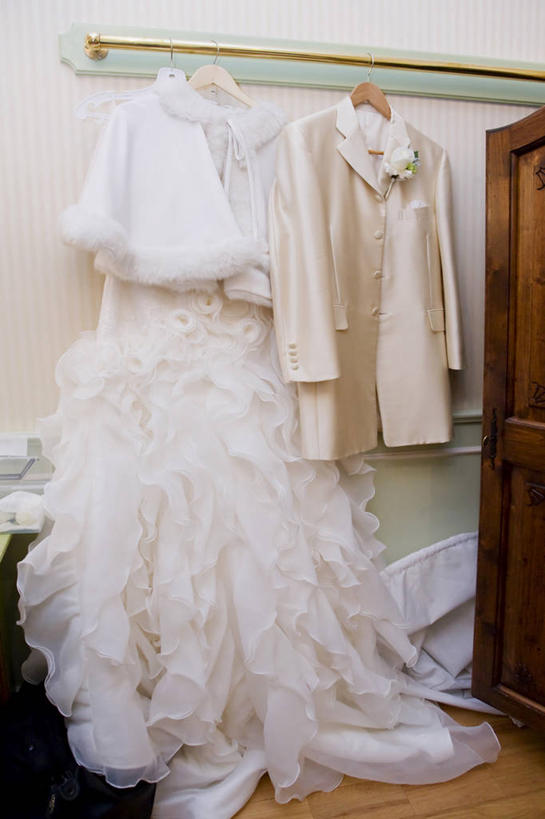 无人,竖图,室内,白天,正面,婚纱,西装,婚礼,快乐,静物,阴影,套装,正装,庆祝,反射,影子,墙,结婚,职业装,墙壁,墙面,喜庆,纪念,彩图,婚礼服,礼服,高兴