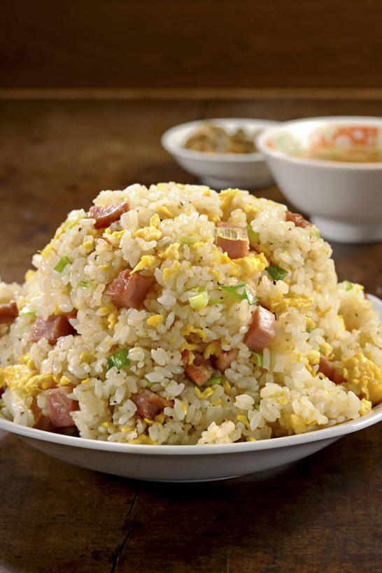 米饭,无人,竖图,俯视,室内,特写,白天,烹饪,中餐,餐桌,桌子,餐具,阴影,朦胧,模糊,反射,碟子,盘,影子,陶瓷,炒饭,蛋,鸡蛋,肉,料理,食品,陶瓷制品,饭,蛋炒饭,火腿,猪肉,菜肴,美食,肉类,食物,腌制,盘子,容器,碟,碗,中式,佳肴,餐台,储藏,五谷,储存,肉食,豚肉,卵,熏制,火肉,兰熏,猪腿,彩图,高角度拍摄,鸡卵,鸡子,贮存