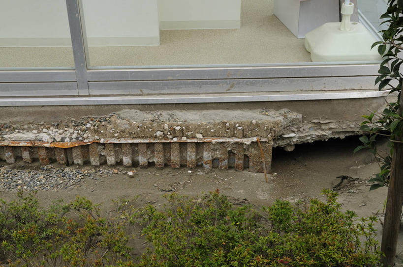 无人,家,横图,俯视,室外,白天,草地,草坪,植物,地板,日本,亚洲,房屋,屋子,泥土,土壤,地面,千叶县,楼房,木地板,住宅,草,绿色,自然现象,东亚,地震,本州,关东地方,本州岛,日本国,千叶,地动,振动,地振动,地震波,彩图,高角度拍摄,房子,幕张国际城