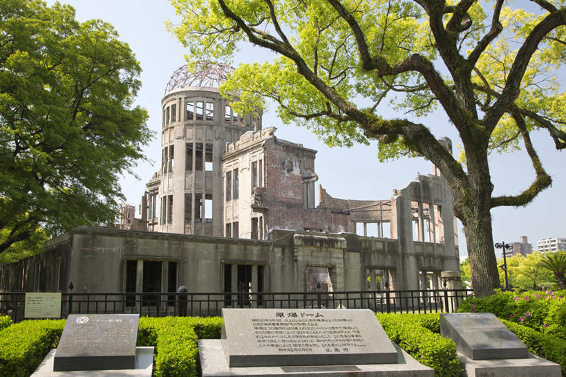 无人,公园,栏杆,横图,室外,白天,仰视,旅游,度假,植物,标志建筑,地标,建筑,广岛县,日本,亚洲,阴影,环保,光线,影子,纪念馆,围栏,防护,娱乐,建设,护栏,树,树木,蓝色,绿色,蓝天,天空,阳光,自然,天,享受,休闲,旅游胜地,放松,生长,晴朗,成长,美好,美妙,间隔,东亚,本州,万里无云,本州岛,日本国,广岛和平纪念公园,広岛,中国地方,美观,雅观,绿篱,生篱,树篱,植篱,晴空,晴空万里,彩图,低角度拍摄,广岛和平纪念资料馆