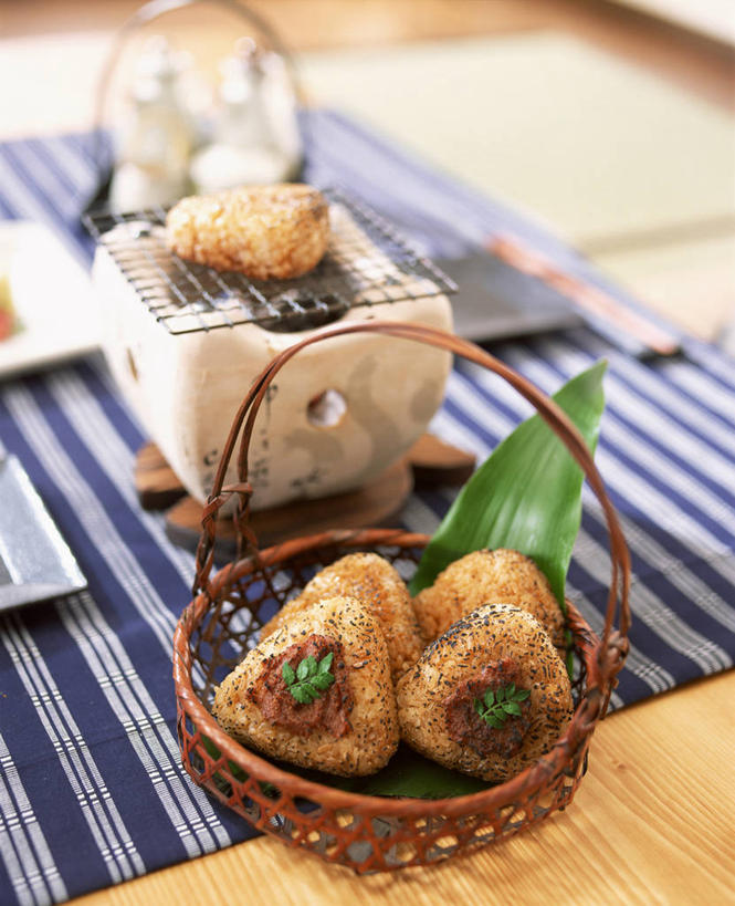 米饭,饭团,无人,交叉,竖图,俯视,室内,特写,白天,烹饪,植物,竹子,叶子,阴影,竹制,朦胧,模糊,编织,反射,壶,篮子,纹理,影子,日本料理,料理,食品,绿叶,饭,塌塌米,榻榻米,菜肴,美食,水壶,食物,一个,绿色,茶壶,容器,竹篮,日式料理,取暖,日式,嫩叶,佳肴,单个,储藏,竹条,交织,五谷,竹制品,储存,火盆,肌理,穿插,叠席,叶,叶片,叶脉,彩图,高角度拍摄,贮存