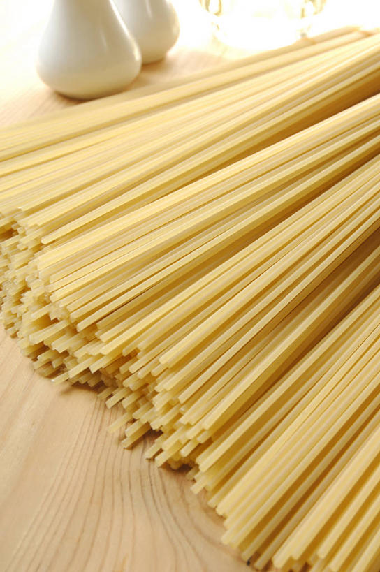 面食,面条,意大利面,无人,竖图,俯视,室内,特写,白天,西餐,餐桌,桌子,一堆,许多,阴影,堆叠,堆积,反射,影子,陶瓷,面,料理,食品,陶瓷制品,很多,食物,黄色,瓶子,容器,西式,餐台,储藏,堆,储存,意粉,意面,彩图,高角度拍摄,贮存