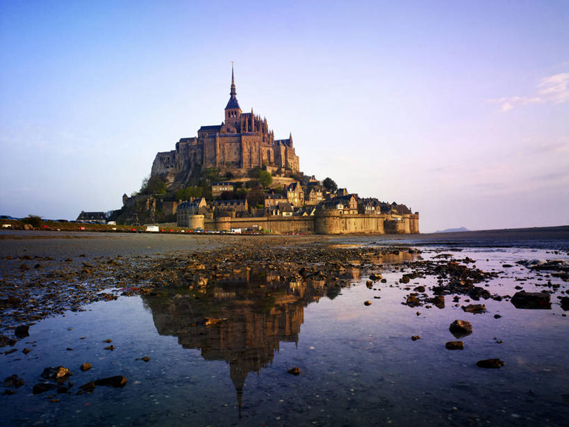 无人,横图,室外,白天,正面,旅游,度假,日出,湖,湖泊,石头,名胜古迹,山,山脉,水,太阳,标志建筑,地标,建筑,法国,欧洲,遗迹,石子,堡垒,城堡,湖面,山峰,水流,水面,朝霞,晨曦,黎明,山峦,古迹,文物,娱乐,建设,古建筑,阳光,湖水,群山,享受,休闲,旅游胜地,放松,西欧,要塞,法兰西,古文明,法兰西共和国,法兰西第五共和国,圣米歇尔山,设防,下诺曼底,下诺曼底大区,芒什省,石块,岩石,朝阳,彩图,卯时,破晓,日始,圣米歇尔山修道院