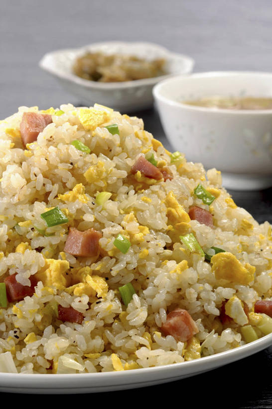 米饭,无人,竖图,俯视,室内,特写,白天,烹饪,中餐,餐桌,桌子,餐具,一堆,许多,阴影,堆叠,堆积,朦胧,模糊,反射,碟子,盘,影子,陶瓷,炒饭,蛋,鸡蛋,肉,料理,食品,陶瓷制品,饭,很多,蛋炒饭,火腿,猪肉,菜肴,美食,肉类,食物,腌制,盘子,容器,碟,碗,中式,佳肴,餐台,储藏,堆,五谷,储存,肉食,豚肉,卵,熏制,火肉,兰熏,猪腿,彩图,高角度拍摄,鸡卵,鸡子,贮存