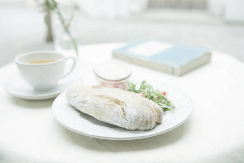 点心,面包,无人,横图,俯视,室内,特写,白天,烹饪,西餐,餐桌,桌子,蔬菜,杯子,餐具,书籍,一本,阴影,朦胧,模糊,新鲜,反射,瓷器,碟子,盘,影子,调料,酱料,酱汁,蔬菜沙拉,佐料,沙拉,料理,食品,面点,咖啡杯,陶瓷制品,调味品,调味料,色拉,酱,沙拉酱,沙律,菜肴,美食,食物,糕点,盘子,书本,碟,西式,佳肴,有机食品,绿色食品,餐台,色拉酱,瓷杯,书,图书,彩图,高角度拍摄