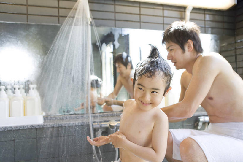 东方人,儿童,中年人,两个人,家庭,父亲,儿子,坐,笑,微笑,露齿笑,横图,室内,白天,正面,化妆,美容,洗澡,纯洁,水,镜子,卫生间,浴室,亚洲,阴影,飞溅,朦胧,模糊,溅,反射,纺织物,液体,影子,浴巾,墙,水滴,注视,黄种人,干净,裸露,墙壁,墙面,花洒,莲蓬头,水珠,小孩,化妆镜,毛巾,低头,观察,看,清洁,享受,健康,温暖,温馨,父子,一家人,放松,父爱,可爱,童年,童趣,保健,观看,保暖,镜像,和睦,察看,卫生,镜面,关注,喷洒,裸,童真,透气,烂漫,无邪,防水,喷雾头,光学,泡汤,垂头,储水,耐磨,吸水,天真,男孩,男人,男性,中年男性,亚洲人,孩子,淋浴房,坐着,半身,彩图,沐浴,冲凉房,沐浴间,沐浴室,融洽,男生