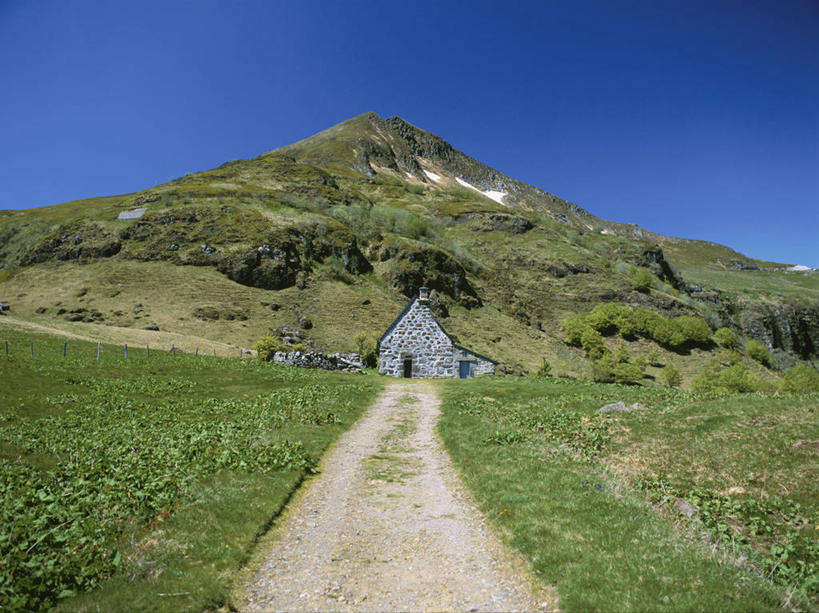 无人,家,横图,室外,白天,正面,旅游,度假,草地,草坪,美景,山,山脉,树林,植物,道路,路,法国,欧洲,阴影,光线,影子,房屋,屋子,景观,山峰,小路,交通,山峦,娱乐,楼房,住宅,草,树,树木,蓝色,绿色,蓝天,天空,阳光,自然,群山,天,享受,休闲,景色,放松,生长,晴朗,成长,西欧,法兰西,自然风光,万里无云,法兰西共和国,法兰西第五共和国,奥弗涅,奥弗涅大区,晴空,晴空万里,彩图,房子