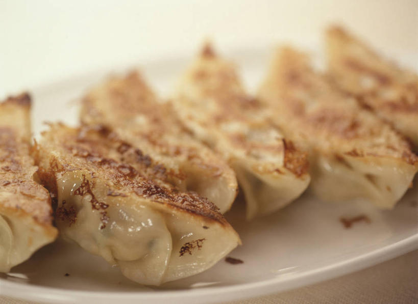 点心,无人,横图,俯视,室内,特写,白天,餐具,一排,许多,阴影,朦胧,模糊,整齐,并列,并排,反射,碟子,盘,影子,油炸,油炸食品,料理,食品,锅贴,煎饺,面点,很多,美食,食物,排列,一个,盘子,碟,中式,单个,队列,平行,彩图,高角度拍摄