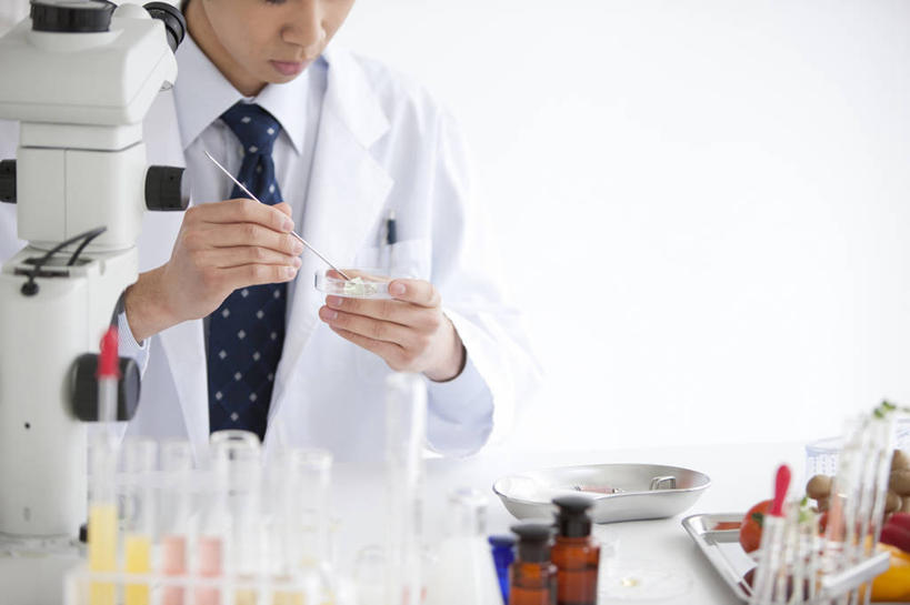 东方人,一个人,科学家,站,横图,室内,白天,正面,衬衫,实验,仪器,桌面,桌子,杯子,亚洲,仅一个男性,仅一个人,握,阴影,服装,检查,研究,透明,反射,分析,科学,化学,测试,试管,试管架,试剂瓶,显微镜,影子,墙,实验室,研究室,领带,注视,黄种人,架子,墙壁,墙面,玻璃制品,仅一个年轻男性,衣服,白色,玻璃瓶,瓶子,低头,观察,看,站着,器皿,清晰,探索,握着,服饰,放大,观看,仔细,透镜,察看,凸透镜,聚焦,象征,衣着,庄重,科研人员,白大褂,穿着,关注,研究者,身份,工作台,计量,试验室,实验服,科学研究者,玻璃仪器,试验耗材,实验用品,光学,清楚,正式,地位,垂头,移液管,衣饰,男人,男性,年轻男性,亚洲人,科学工作者,玻璃杯,站立,半身,彩图,衬衣,实验衣,实验台,实验桌