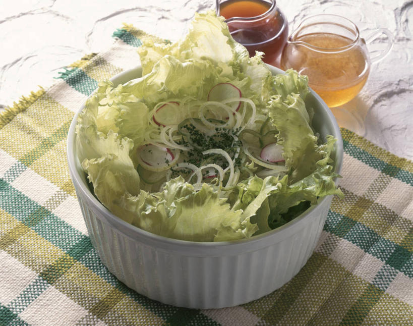 无人,横图,俯视,室内,特写,白天,烹饪,西餐,餐桌,桌面,桌子,蔬菜,阴影,朦胧,模糊,新鲜,反射,布料,壶,影子,陶瓷,莴苣,莴笋,调料,酱料,酱汁,蔬菜沙拉,佐料,沙拉,料理,食品,陶瓷制品,调味品,调味料,布纹,色拉,酱,沙拉酱,沙律,菜肴,美食,水壶,桌布,食物,餐巾,茶壶,容器,台布,碗,西式,佳肴,有机食品,绿色食品,餐台,色拉酱,储藏,储存,香笋,千金菜,餐桌布,彩图,高角度拍摄,贮存