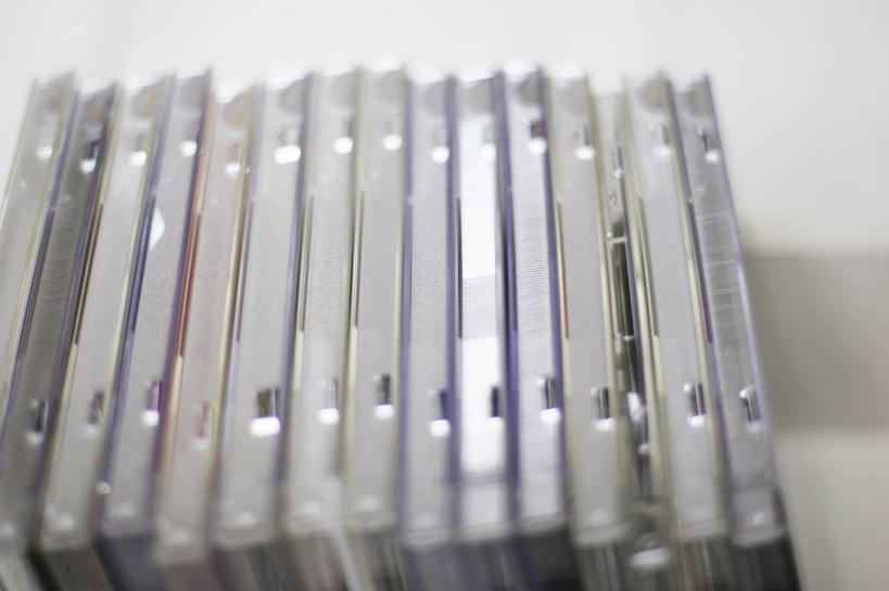 无人,横图,俯视,室内,特写,白天,静物,一排,许多,灰色背景,朦胧,模糊,整齐,塑料,很多,盒子,排列,容器,塑料制品,摄影,影棚,储藏,储存,队列,CD盒,光盘盒,彩图,高角度拍摄,影棚拍摄,拍摄,单片光盘盒,透明光盘盒,贮存