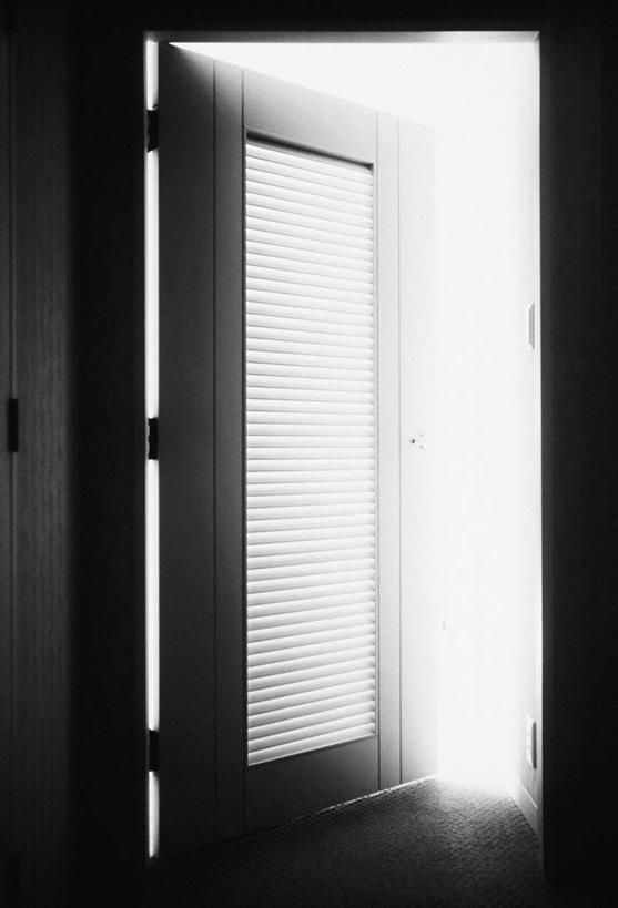 无人,竖图,室内,白天,正面,门,静物,阴影,朦胧,模糊,反射,影子,门框,打开,开启,彩图