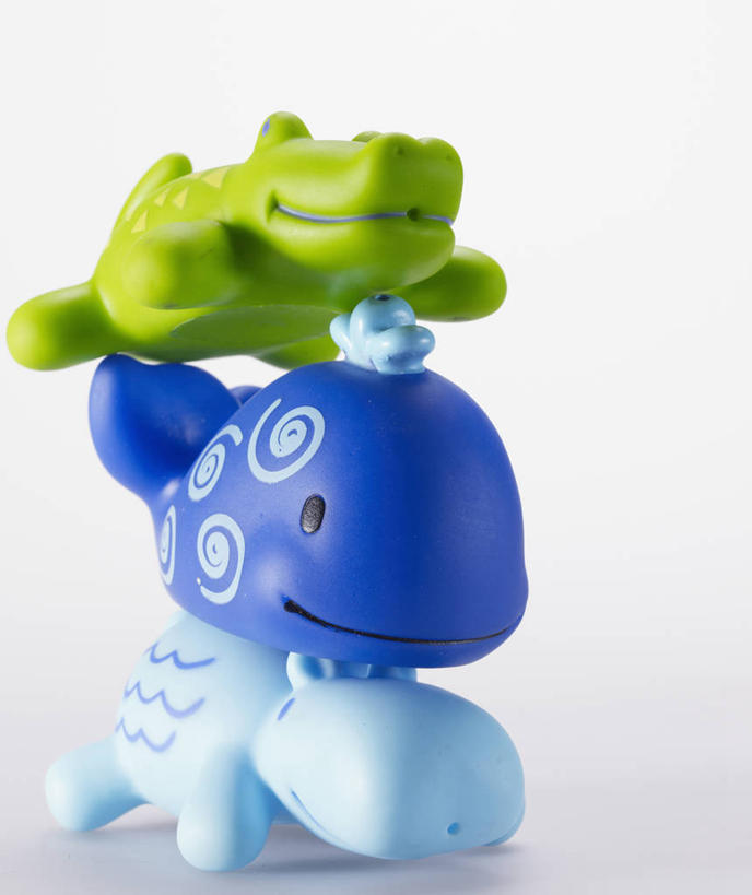 无人,竖图,室内,特写,白天,白色背景,正面,游戏,鳄鱼,野生动物,静物,玩具,一堆,阴影,堆叠,堆积,反射,爬行动物,影子,玩,娱乐,三个,动物,休闲,益智,摄影,影棚,活动,堆,发泄,消遣,智力,凶猛,美洲鳄,宣泄,残暴,凶残,玩耍,嬉戏,彩图,影棚拍摄,拍摄