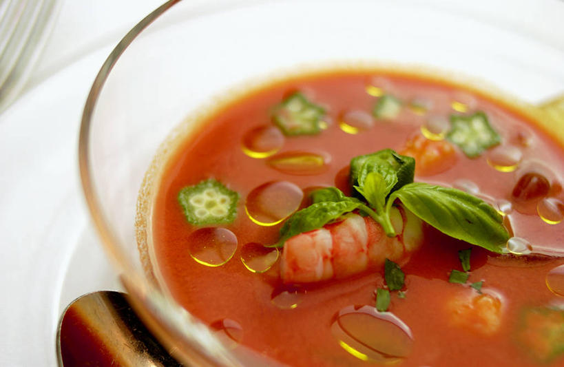 无人,横图,俯视,室内,特写,白天,烹饪,西餐,餐桌,桌子,叶子,玻璃,阴影,朦胧,模糊,反射,影子,调料,酱料,酱汁,茄汁,肉,汤,佐料,料理,食品,绿叶,调味品,调味料,番茄酱,酱,菜肴,美食,肉类,玻璃制品,食物,容器,碗,嫩叶,西式,佳肴,餐台,储藏,虾肉,储存,肉食,羹汤,叶,叶片,彩图,高角度拍摄,凉菜汤,西班牙凉菜汤,贮存