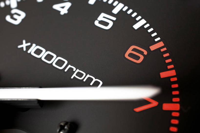 无人,横图,室内,特写,白天,正面,静物,阴影,黑色背景,反射,英文,标志,数字,文字,影子,字符,字母,指针,标识,红色,白色,阿拉伯数字,英文字母,仪表盘,仪表,彩图