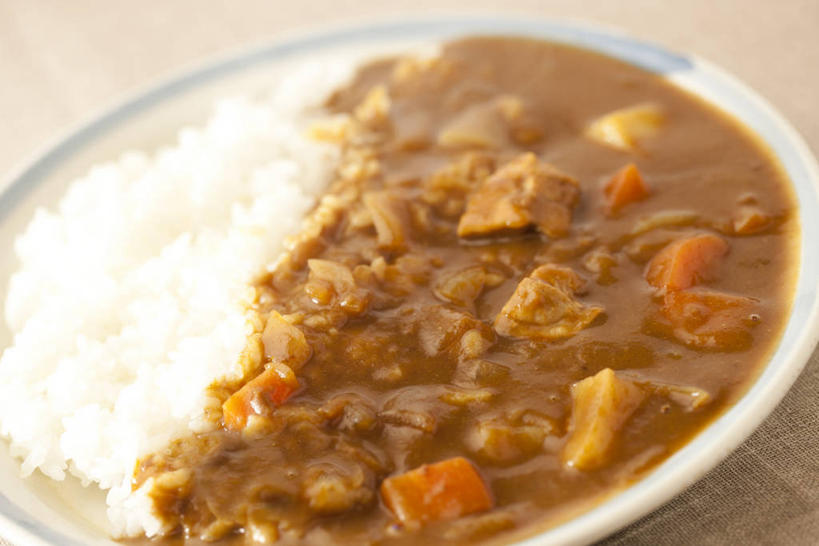 米饭,咖哩,无人,横图,俯视,室内,特写,白天,烹饪,餐桌,桌子,餐具,阴影,朦胧,模糊,反射,碟子,盘,影子,炒饭,调料,鸡肉,肉,料理,食品,饭,调味品,调味料,咖喱,菜肴,美食,肉类,食物,盘子,碟,咖喱炒饭,佳肴,餐台,五谷,肉食,印度菜,印度料理,彩图,高角度拍摄,咖喱鸡肉炒饭