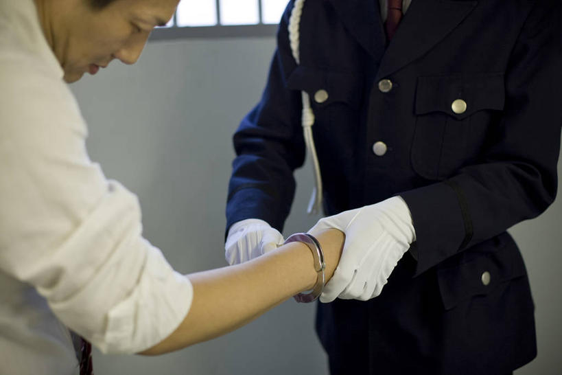 东方人,两个人,警察,站,闭眼,握手,横图,室内,白天,正面,工作服,制服,窗户,手铐,亚洲,关闭,弯腰,握,服装,装饰,工具,拿,拿着,黄种人,玻璃窗,衣服,手套,站着,温暖,握着,监狱,服饰,保暖,禁止,华丽,点缀,监禁,捕捉,逮捕,拘捕,束缚,衣着,御寒,犯人,罪犯,穿着,限制,禁锢,关押,监牢,捕获,警服,牢狱,囚犯,弯身,衬托,美观,雅致,雅观,警具,警械,押解,缉捕,搜捕,捉拿,拘留,拘系,拘押,拘禁,禁制,工作制服,衣饰,监管,禁闭,监犯,囚徒,罪人,男人,男性,年轻男性,中年男性,亚洲人,看守,闭眼睛,闭着眼,闭着眼睛,搀手,拉手,手拉手,手握手,站立,半身,彩图,工作套服,羁系,扣留,囚系,监狱服,狱服,刑警,刑事警察