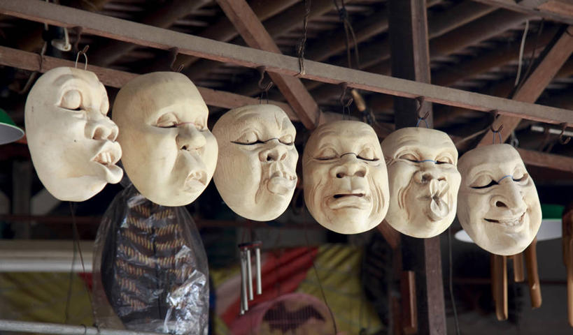 嘴,无人,商店,横图,室外,特写,白天,仰视,静物,印度尼西亚,印尼,亚洲,一排,许多,吊挂,悬挂,整齐,面具,很多,挂,商铺,排列,嘟嘴,撅嘴,东南亚,队列,印度尼西亚共和国,市肆,商号,嘴巴,嘴唇,彩图,低角度拍摄,店铺