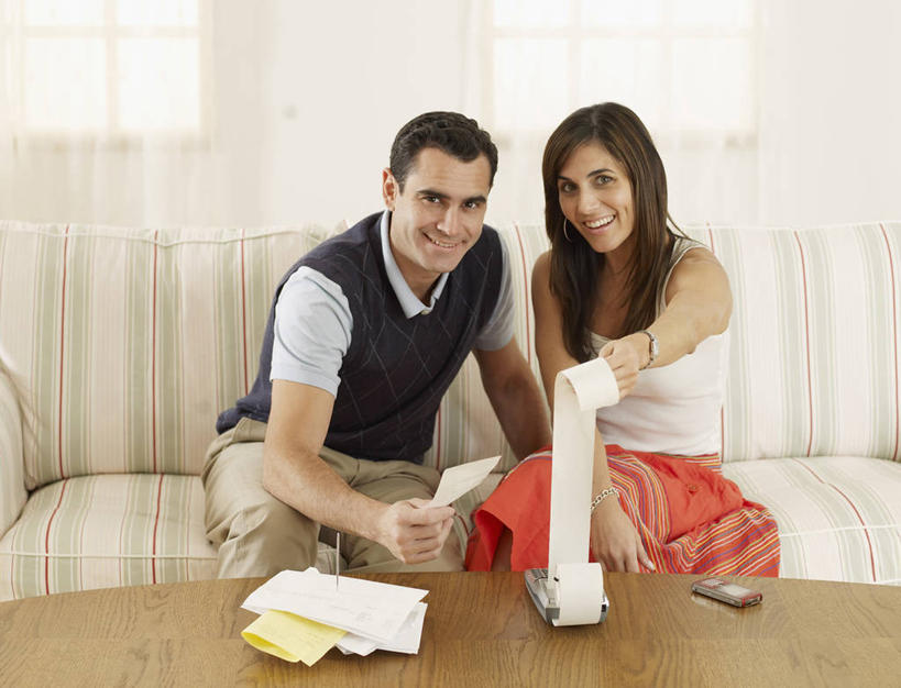 西方人,两个人,家庭,夫妻,客厅,坐,笑,打电话,微笑,露齿笑,横图,室内,白天,正面,爱情,窗户,窗帘,沙发,电话,手机,欧洲,欧洲人,握,服装,装饰,时间,工具,时钟,手表,浪漫,拿,计时,拿着,注视,休闲装,通讯设备,玻璃窗,衣服,帘子,钟表,观察,看,休闲,温暖,温馨,一家人,休闲服,遮阳,表,恩爱,握着,恋人,服饰,观看,锯子,华丽,修饰,腕表,点缀,和睦,察看,起居室,切割,手锯,关注,锯,布艺沙发,衬托,美观,雅致,雅观,客堂,交流,男人,男性,年轻女性,女人,女性,中年男性,白种人,年轻人,夫妇,情侣,钟,沟通,通话,坐着,半身,彩图,伴侣,融洽,割