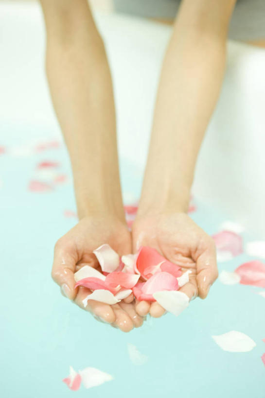 东方人,手,一个人,捧,竖图,俯视,室内,特写,白天,水,亚洲,双手,仅一个年轻女性,仅一个女性,仅一个人,阴影,朦胧,模糊,盛开,反射,液体,影子,水滴,花蕾,黄种人,花,花瓣,花朵,鲜花,容器,花苞,花蕊,手部,浴盆,储藏,储存,澡盆,年轻女性,女人,女性,亚洲人,端,端着,捧着,手捧,半身,彩图,高角度拍摄,贮存