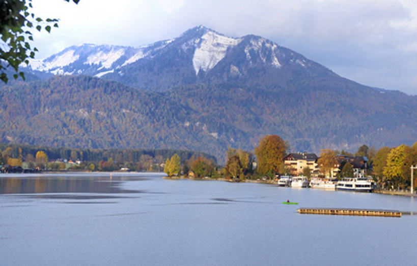 无人,横图,室外,白天,正面,旅游,度假,湖,湖泊,美景,秋季,森林,山,树林,水,雪,雪山,植物,大雪,叶子,奥地利,欧洲,阴影,波纹,光线,影子,冰,湖面,积雪,景观,山峰,水流,水面,雪景,云,云朵,冬季,冬天,枯叶,落叶,涟漪,山峦,云彩,娱乐,树,树木,蓝色,绿色,白云,倒影,蓝天,水纹,天空,阳光,自然,波浪,湖水,天,享受,休闲,景色,放松,寒冷,生长,晴朗,成长,冰冷,倒映,自然风光,中欧,水晕,严寒,奥地利共和国,冰凉,酷寒,凛冽,凛凛,极冷,反照,上奥地利,上奥地利州,叶,叶片,晴空,秋,秋天,彩图,格蒙登县,萨尔茨卡默古特地区圣沃尔夫冈