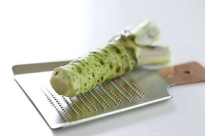 无人,横图,俯视,室内,特写,白天,白色背景,蔬菜,金属制品,阴影,新鲜,反射,金属,影子,食品,食物,一个,绿色,摄影,有机食品,绿色食品,影棚,单个,山葵,泽山葵,溪山葵,擦菜板,彩图,高角度拍摄,影棚拍摄,拍摄,擦丝板,刨菜板,刨菜器,切丝器
