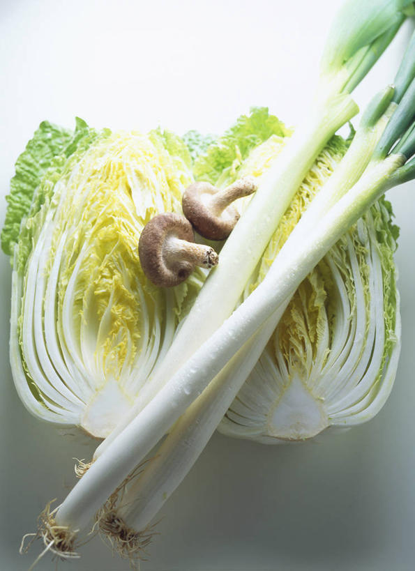 无人,竖图,俯视,室内,特写,白天,白色背景,蔬菜,切开,阴影,新鲜,反射,影子,葱,大白菜,菌菇,青葱,香菇,食品,褐色,菌类,白菜,食物,绿色,切,食用菌,摄影,有机食品,绿色食品,影棚,真菌,剖面,切面,结球白菜,胶菜,韭葱,椎茸,彩图,高角度拍摄,影棚拍摄,拍摄,平庄菇,香菌,香蕈,黄芽白